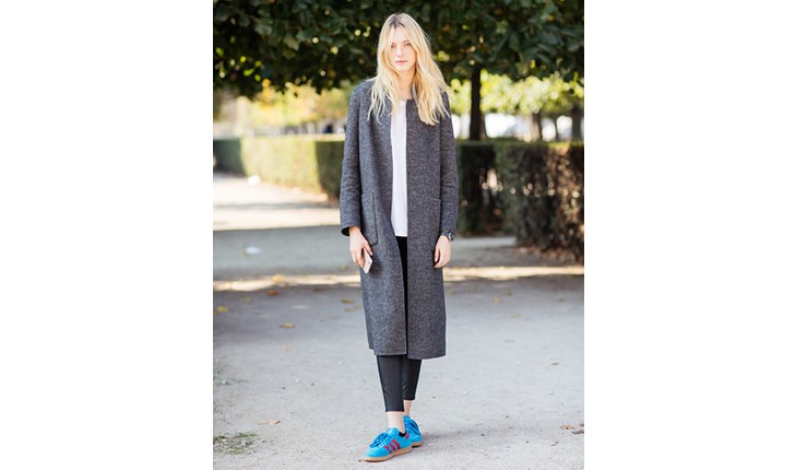 Matcha din långa kappa med ett par sneakers för en avslappnad look. Matcha din långa kappa med ett par sneakers för en avslappnad look.